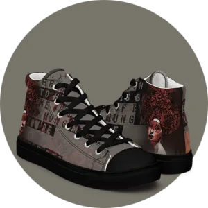 Sneaker en toile The red queen - chevelure rouge en corolle, bandeau blanc, capitales fragmentees en arriere-plan